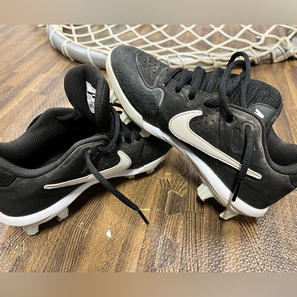 NIKE Youth Softball Cleats - Size 2.5